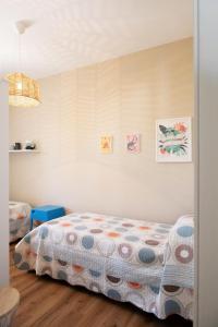 um quarto com uma cama num quarto em Appartamento Nautilus em Lido di Jesolo