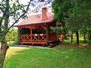 uma pequena cabana com um telhado vermelho num parque em Nowoczesny Domek Góralski em Kielce