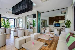 - un salon avec des tables et des chaises blanches dans l'établissement Hotel Boston, à Bellaria-Igea Marina