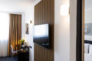 TV a/nebo společenská místnost v ubytování Grand Beach Hotel