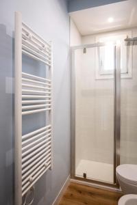 een badkamer met een douche en een toilet bij Appartamento Nautilus in Lido di Jesolo