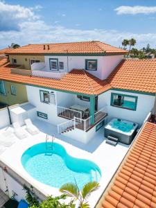 een luchtzicht op een huis met een zwembad bij Villa Veaco Beach with jacuzzi and private pool in Corralejo