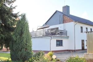 una casa blanca con techo negro en Ferienwohnung Spreemitte, en Lübbenau