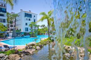 Bazén v ubytovaní Beachfront Luxury Complex With Tropical Gardens & Pools alebo v jeho blízkosti