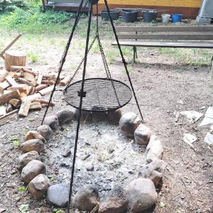 Un columpio en un montón de rocas en un patio en Domek wycieczkowy 