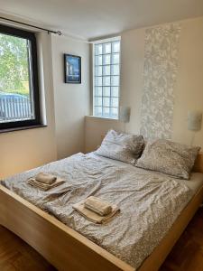 1 dormitorio con 1 cama con 2 toallas en Lóczy-Lak, en Siófok