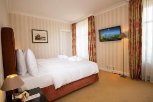 Hôtel Des Trois Couronnes & Spa - The Leading Hotels of the World客房内的一张或多张床位