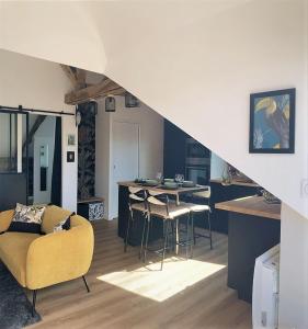 salon z kanapą i stołem w obiekcie Gîte La Terrasse du 37 w mieście Breteil