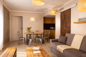 - un salon avec un canapé et une table dans l'établissement Domaine du Ferret Restaurant & Spa, à Cap-Ferret