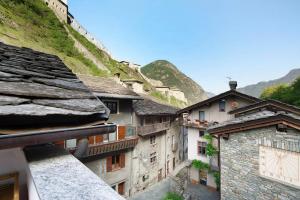 a group of buildings with mountains in the background at Appartamento sotto il Forte di Bard in Bard