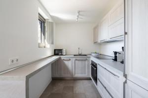 A cozinha ou cozinha compacta de Ammoa Beach Residences