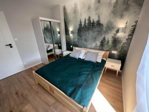 - une chambre avec un lit orné d'une peinture murale dans l'établissement Sosnówka Lake Apartament, à Sosnówka