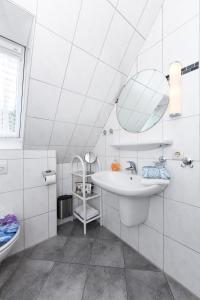 Ένα μπάνιο στο Ferienwohnung im Haus Weinstock +12 φωτογραφίες