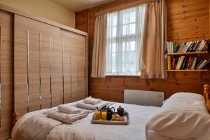En eller flere senge i et værelse på Finest Retreats - Toll Bridge Cottage