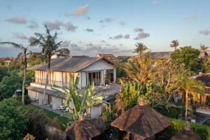 uma vista aérea de uma villa com palmeiras em MASMARA Resort Canggu em Canggu