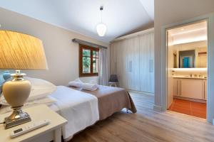 Posteľ alebo postele v izbe v ubytovaní Villa Ozias a modern,spacious, swimmig pool villa.