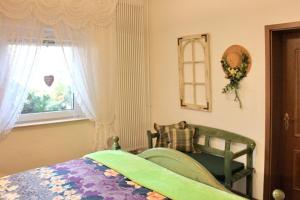 a bedroom with a bed and a window at Ferienwohnung Sommerwiese in Lübbenau