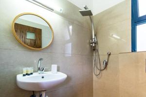W łazience znajduje się umywalka i lustro. w obiekcie Nof glili Mansion w mieście Jawne’el