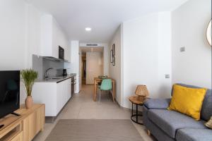 Televízia a/alebo spoločenská miestnosť v ubytovaní Apartamento Chacolina Las Canteras