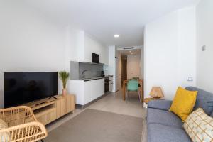Televízia a/alebo spoločenská miestnosť v ubytovaní Apartamento Chacolina Las Canteras