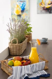uma cesta de frutas e um jarro de sumo de laranja em Villa GreenTree - Fully Refurbished in 2023 em Budakalász