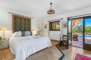 Un dormitorio con una cama y una puerta corrediza de vidrio. en Villa Rosa 5 - PlusHolidays, en Altea 48 fotos más