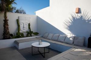 A seating area at Exclusivo cortijo con piscina privada