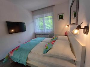 Posteľ alebo postele v izbe v ubytovaní Emerald Luxury Apartments