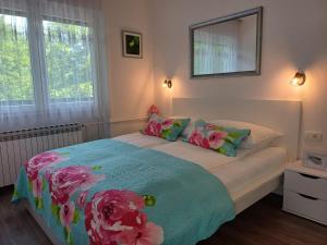 Posteľ alebo postele v izbe v ubytovaní Emerald Luxury Apartments