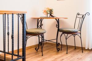 d'une table, de deux chaises et d'une table avec des fleurs. dans l'établissement Apartments Leticia, à Split
