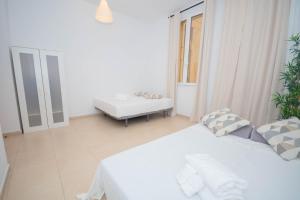Cama o camas de una habitación en For You Rentals Hermoso apartamento TEMPORAL Plaza Zerolo - Chueca - Madrid INF1F