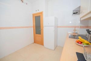 Una cocina o zona de cocina en For You Rentals Hermoso apartamento TEMPORAL Plaza Zerolo - Chueca - Madrid INF1F