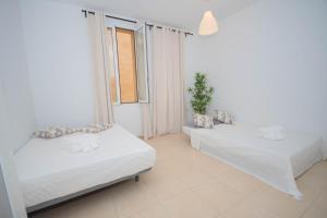 Cama o camas de una habitación en For You Rentals Hermoso apartamento TEMPORAL Plaza Zerolo - Chueca - Madrid INF1F