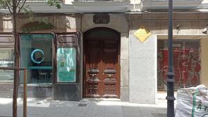 frente a una tienda con una puerta de madera en una calle en For You Rentals Hermoso apartamento TEMPORAL Plaza Zerolo - Chueca - Madrid INF1F, en Madrid