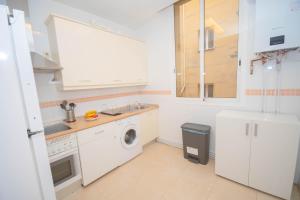 Una cocina o zona de cocina en For You Rentals Hermoso apartamento TEMPORAL Plaza Zerolo - Chueca - Madrid INF1F