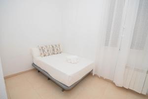 Cama o camas de una habitación en For You Rentals Hermoso apartamento TEMPORAL Plaza Zerolo - Chueca - Madrid INF1F