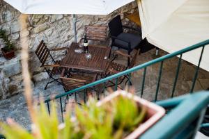 d'une table, de chaises et d'un parasol. dans l'établissement Apartments Leticia, à Split