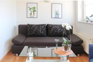 ein Wohnzimmer mit einem Sofa und einem Tisch in der Unterkunft Ferienwohnung Orchidee in Lübbenau