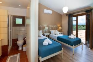 Posteľ alebo postele v izbe v ubytovaní Villa Ozias a modern,spacious, swimmig pool villa.