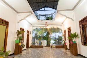 un pasillo de un edificio con plantas en Anoo Garden Villa, en Trincomalee
