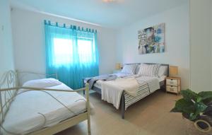 - une chambre avec deux lits et un canapé dans l'établissement Apartment Vinea-parking included, à Šibenik