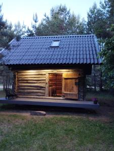 a log cabin with a roof in a field at Noorendik 