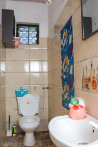 łazienka z toaletą i umywalką w obiekcie Serene 2 bedroom homestay 15mindrive to the beach w mieście Mombasa