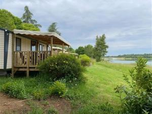 Fotografia z galérie ubytovania Camping le Lac de Thoux v destinácii Saint-Cricq