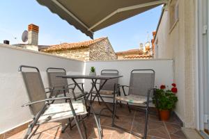 a patio with chairs and a table on a balcony at Apartment Senada 1503 in Galižana