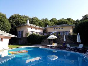 The swimming pool at or close to Tsagkarada Country Estate with Pool