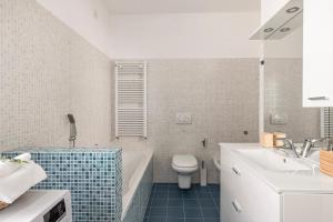 Koupelna v ubytování Appartamento con Terrazzo Vistalago + 33 fotografií
