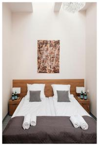 1 dormitorio con 1 cama grande con sábanas blancas en Centrum Eventowo- Konferencyjne Pałacyk Fantazja, 