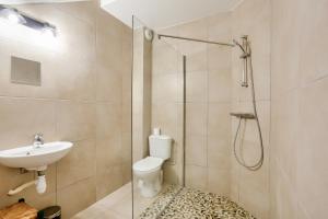 Un baño con ducha, inodoro y lavabo. en Détente et calme sur la Côte d’Émeraude, en Port Blanc 9 fotos más