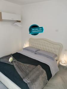 Postel nebo postele na pokoji v ubytování LONATE ROOM
